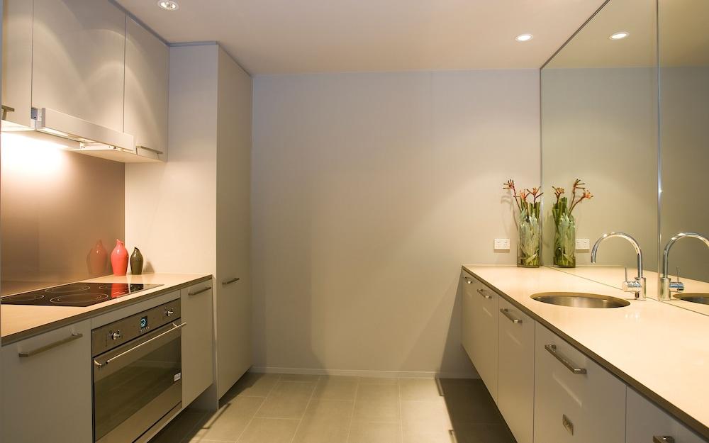 Hotel Realm Canberra Zewnętrze zdjęcie A kitchen in a typical apartment