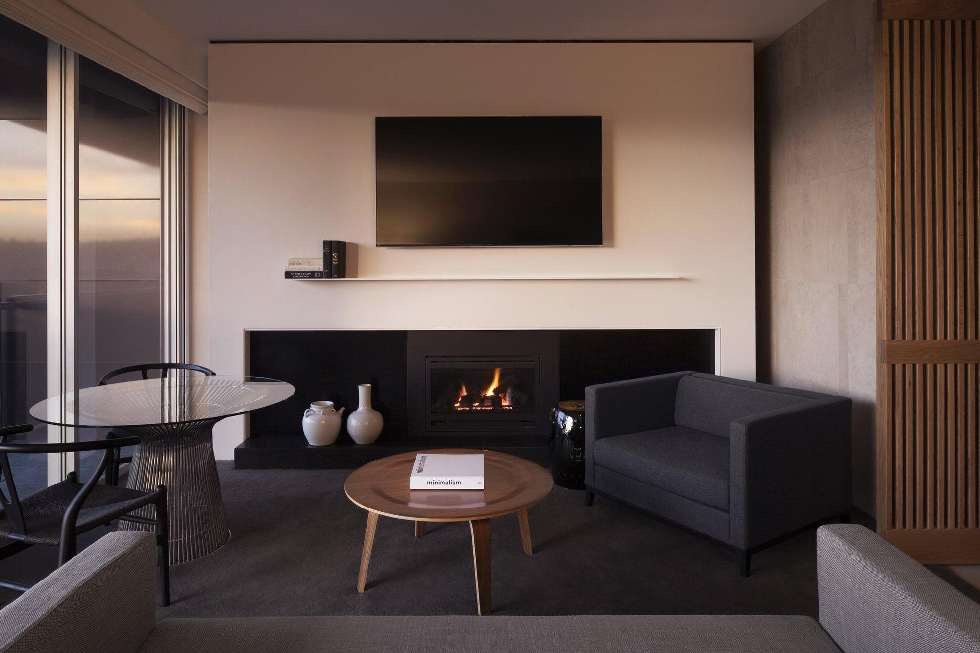 Hotel Realm Canberra Zewnętrze zdjęcie A living room with a fireplace