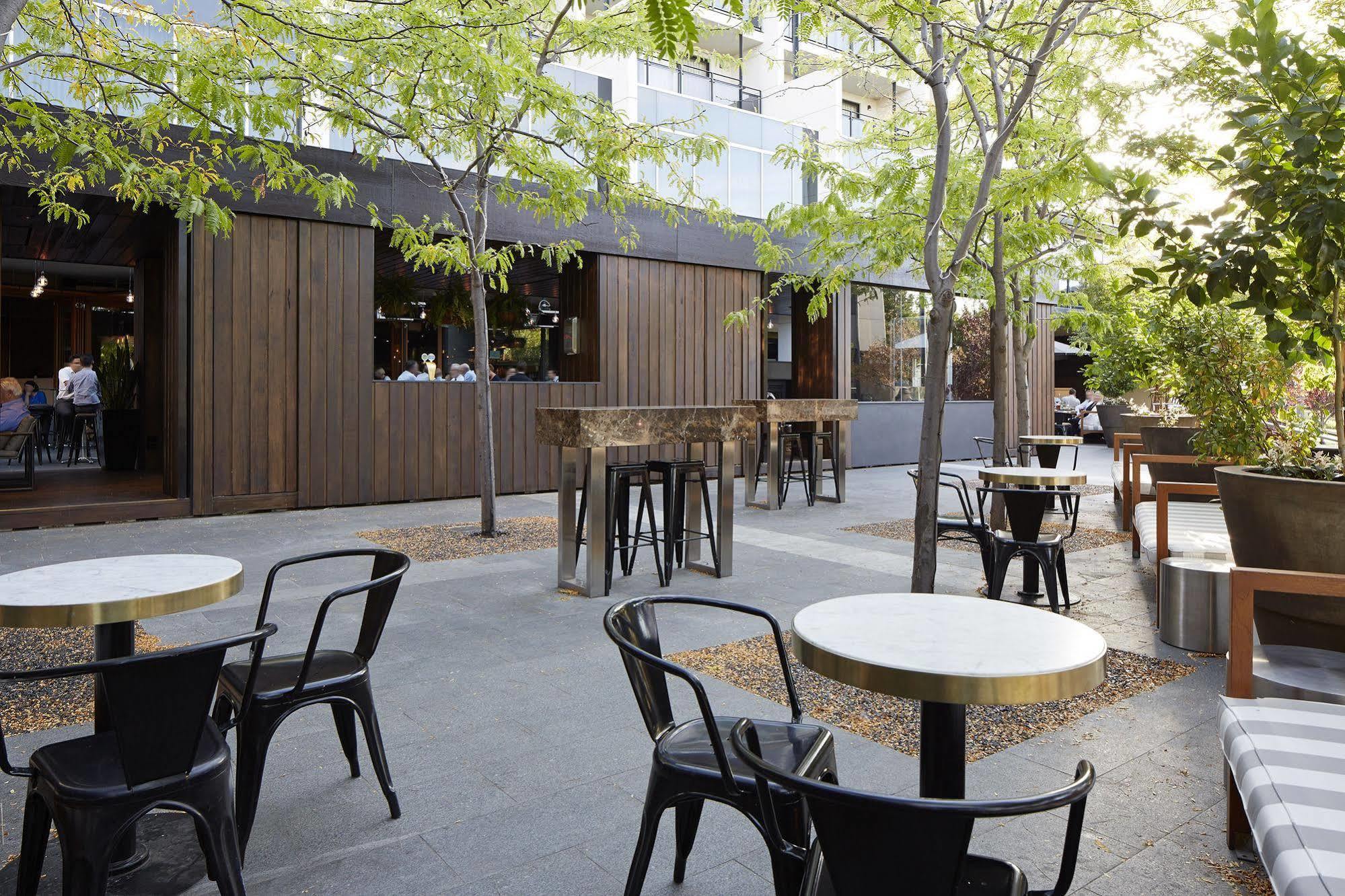Hotel Realm Canberra Zewnętrze zdjęcie The courtyard at the restaurant