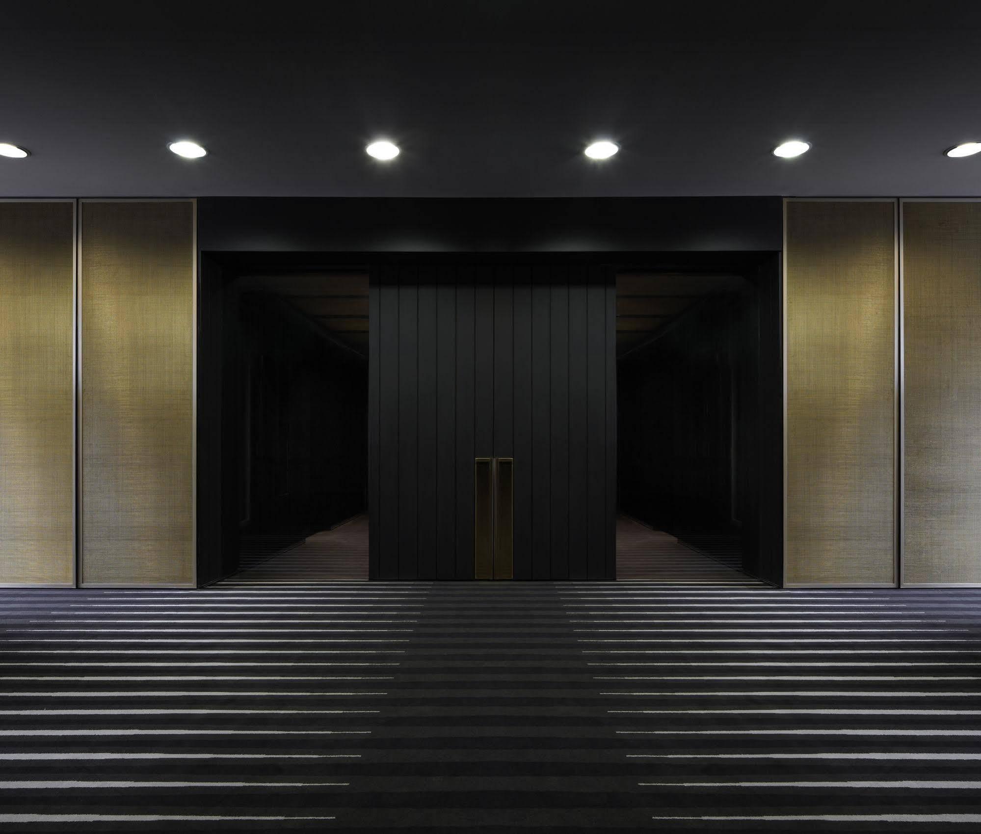 Hotel Realm Canberra Zewnętrze zdjęcie Entrance to the museum